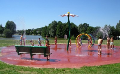 Jeux d'eau du plan d'eau du mûrier à Craon en sud Mayenne