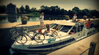 En bateau habitable sur la Mayenne