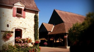 Le village de Saint-Denis-d'Anjou et ses halles