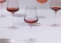 Visite un verre à la main Clélia Berthier