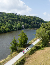Balade_a_velo_sur_le_chemin_de_halage-CP-Instapades_Studio_-_Mayenne_Tourisme-10193-1920px