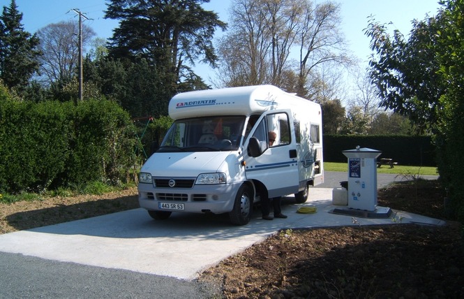 AIRE DE SERVICE CAMPING-CARS 1 - Bouère