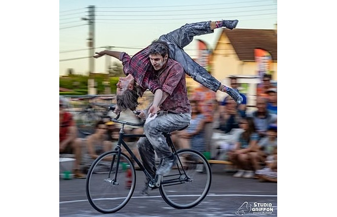 Festival Quel Cirque ! « FAUDRAIT PAS RESTER PLANTÉS LÀ » Cie La Folle Allure 1 - Château-Gontier-sur-Mayenne